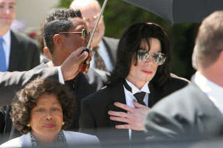 Michael Jackson quittant, avec sa mère, le palais de justice de Santa Maria, en Californie, le 13 juin 2005.. PHOTO MONICA ALMEIDA/THE NEW YORK TIMES