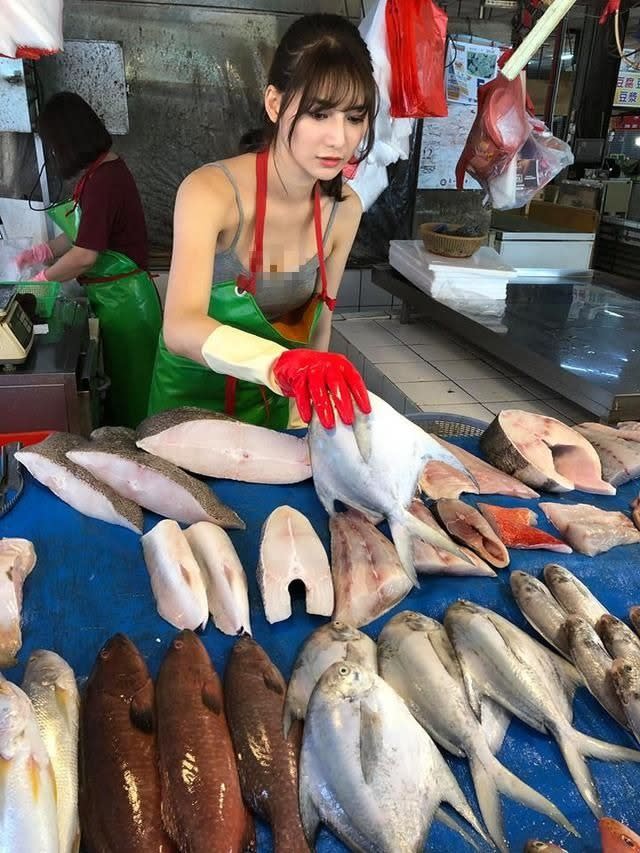 彰化市場被網友發現有最美魚販。（圖／翻攝自爆廢公社二館）