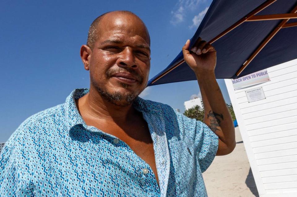 Eugene Gordon sostiene una sombrilla el miércoles 29 de mayo de 2024, en Miami Beach. D.A. Varela/dvarela@miamiherald.com