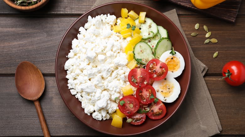 Cottage cheese with chopped vegetables and egg