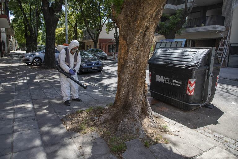 Fumigación en la ciudad para evitar colonias de mosquitos 