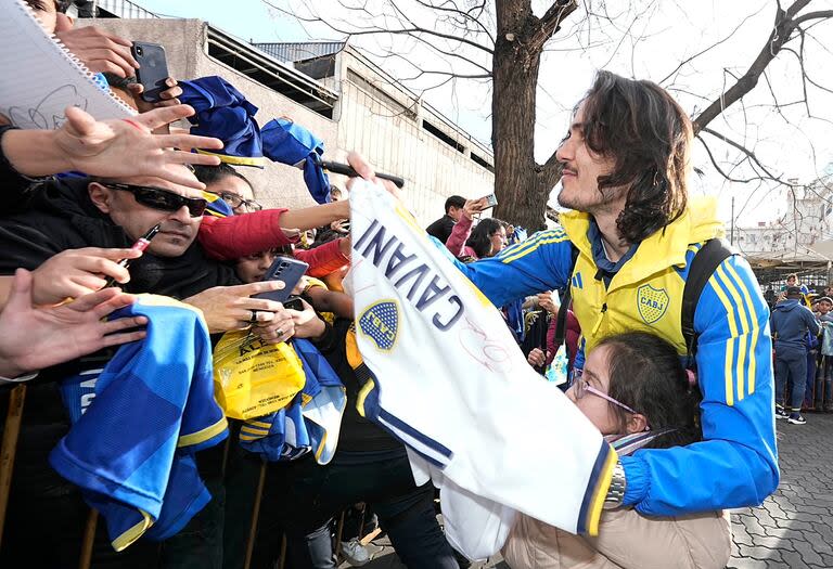 Edinson Cavani firmando autógrafos en la llegada de Boca a Mendoza, donde este sábado se medirá con Independiente Rivadavia, por la Liga Profesional