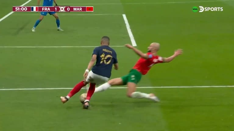 El momento de la fuerte patada de Sofiyan Amrabat a Kylian Mbappé