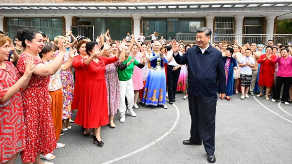 中國國家主席習近平昔日訪問新疆，中國官媒發布訪視民眾照片。 翻攝新華網