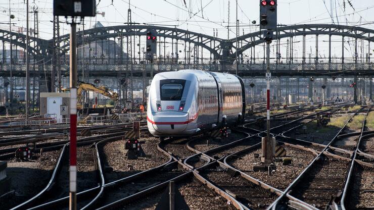 Aktuell deckt die Bahn nach eigenen Angaben mehr als 57 Prozent ihres Energiebedarfs mit Strom aus erneuerbaren Energien. Foto: dpa