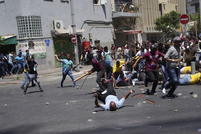 Activistas antigubernamentales de Eritrea se enfrentan a simpatizantes del gobierno de Eritrea el sábado 2 de septiembre de 2023, en Tel Aviv, Israel.