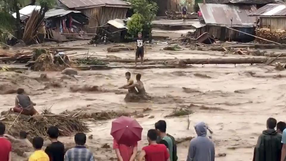 Bereits im Dezember 2017 hatten die Menschen auf den Philippinen, wie hier in Lanao Del Norte, mit den Folgen des Tropensturms «Tembin» zu kämpfen. Foto: Aclimah Disumala, AP