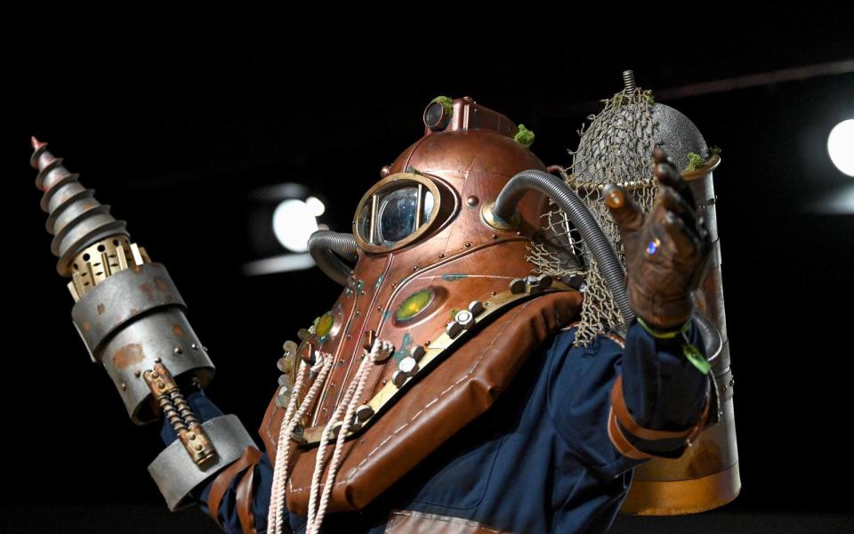 Untertauchen unmöglich: Dieser Cosplayer ist als "Big Daddy" unterwegs - bekannt aus den "Bioshock"-Games. (Bild: 2021 Getty Images/Bryan Bedder)