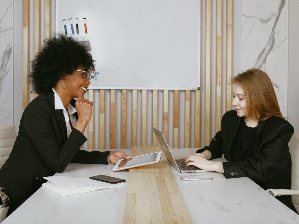 Especialista en relación con clientes. (Foto: Bussines - Pexel)