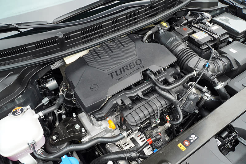 小改款後Stonic，1.0升渦輪動力車型則全面換裝1.0T 48V輕油電混合動力系統，以1.0升渦輪增壓引擎與48V智慧油電MHEV系統。