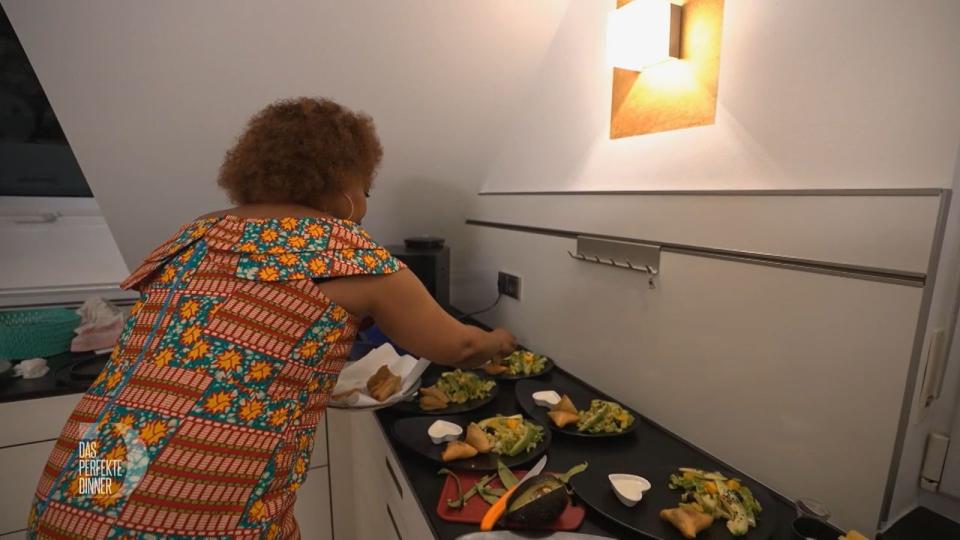 Die Vorspeise ist gleich servierbereit: exotischer Salat mit Früchten und Avocado, dazu gefüllte Teigtaschen.
 (Bild: RTL)