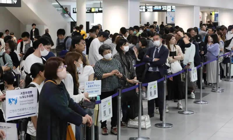 ▲台灣3日發生規模7.2地震後，沖繩縣部分地區也發布海嘯警報。圖為原先要飛往沖繩但因班機取消只能在福岡機場等候的旅客。（圖／美聯社／達志影像）