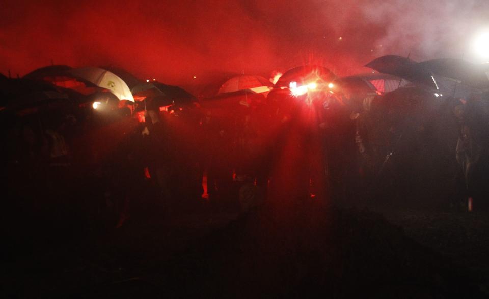 People pay respects to Portuguese soccer great Eusebio during his funeral at Lumiar cemetery in Lisbon January 6, 2014.