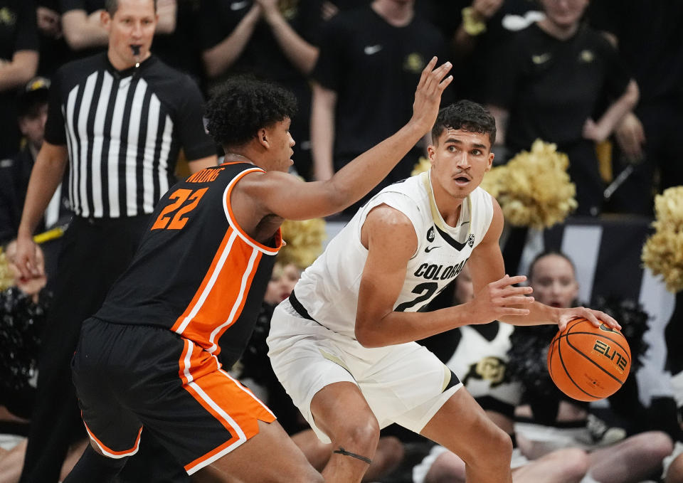 Colorado forward Tristan da Silva, right, looks to pass the ball as Oregon State forward Thomas Ndong (22) defends in the first half of an NCAA college basketball game Saturday, Jan. 20, 2024, in Boulder, Colo. (AP Photo/David Zalubowski)