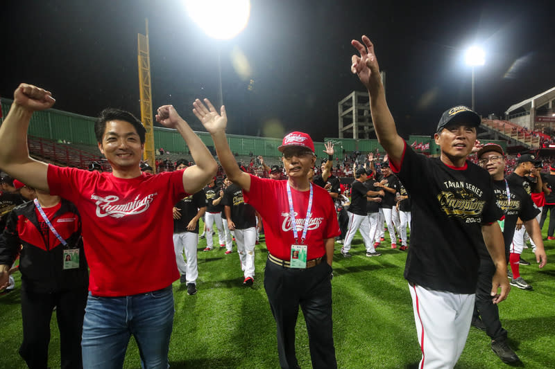 味全龍台灣大賽封王　魏應充繞場感謝球迷 中華職棒7戰4勝制總冠軍賽12日落幕，味全龍隊在天 母主場成功封王，滿場1萬名觀眾拋下紅色彩帶。龍 隊復出推手魏應充（前中）、總教練葉君璋（前右） 及台北市長蔣萬安（前左）賽後與球員選手一同繞場 感謝球迷。 中央社記者吳家昇攝　112年11月12日 