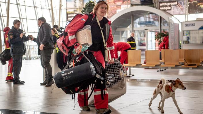 Una bombera y su perro de rescate llegan a un aeropuerto turco