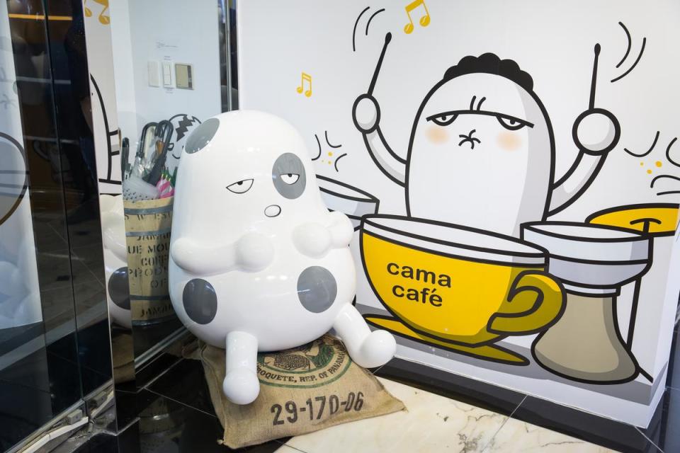 cama café總部內的大型壞豆公仔，圖為發霉豆。