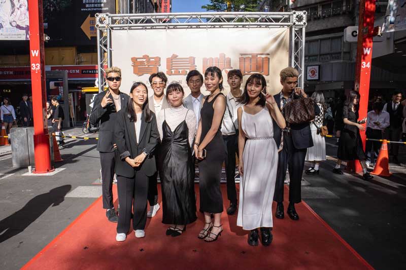 世新廣電畢展每年都在台北西門町封街走紅毯、包下影廳放映學生作品，圖為去年紅毯畫面。（世新大學提供）