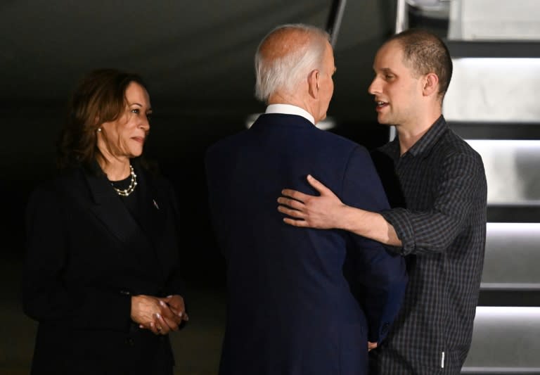 El presidente de EEUU, Joe Biden, y la vicepresidenta, Kamala Harris, reciben al periodista Evan Gershkovich (drcha.) el 1 de agosto de 2024 en la Base de Andrews, en Maryland (Roberto Schmidt)