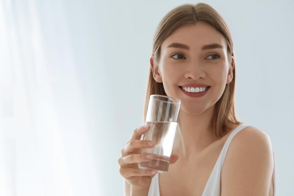 Laut der Deutschen Gesellschaft für Ernährung sollte ein Erwachsener etwa 1,5 Liter Wasser am Tag trinken, besser sogar mehr. Bei einem täglichen Wasserkonsum von 2 bis 3 Litern wird der Körper mit ausreichend Flüssigkeit versorgt. Denn wer langfristig zu wenig trinkt, muss mit schweren Folgen wie Osteoporose rechnen, da sich der Körper Wasser sogar aus den Knochen zieht. (Bild: iStock / puhhha)