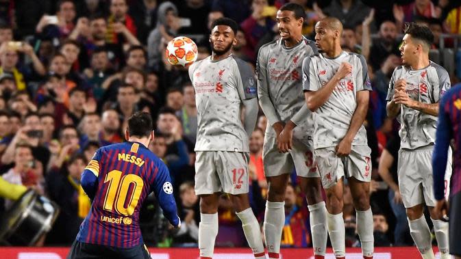 Eksekusi tendangan bebas Lionel Messi pada leg 1, babak semifinal Liga Champions yang berlangsung di Stadion Camp Nou, Barcelona, Kamis (2/5). Barcelona menang 3-0 atas Liverpool. (AFP/Jose Jordan)