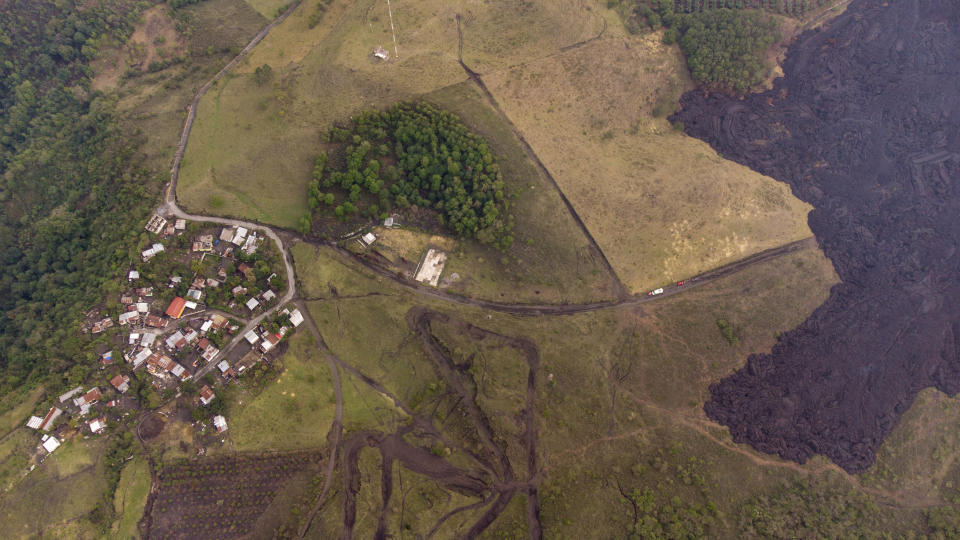 La lava fluye por las laderas del volcán Pacaya cerca del pueblo El Patrocinio en San Vicente Pacaya, Guatemala, miércoles 21 de abril de 2021. (AP Foto/Moisés Castillo)