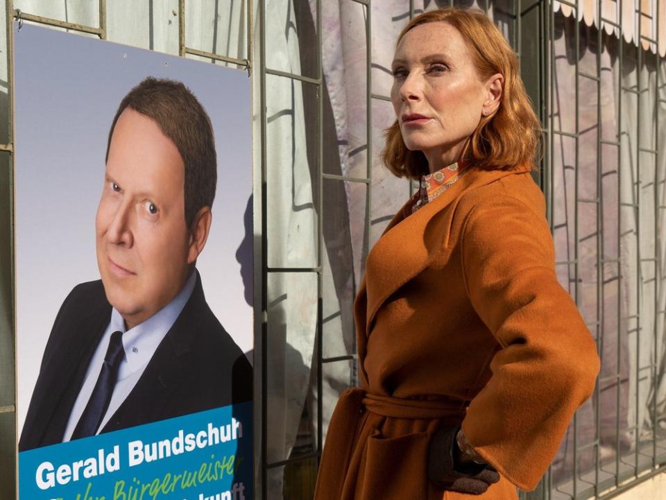 "Familie Bundschuh - Bundschuh vs. Bundschuh": Gundula (Andrea Sawatzki) hat ihren Ehemann Gerald Bundschuh (Axel Milberg) auf einem Wahlplakat entdeckt. (Bild: ZDF / Britta Krehl)