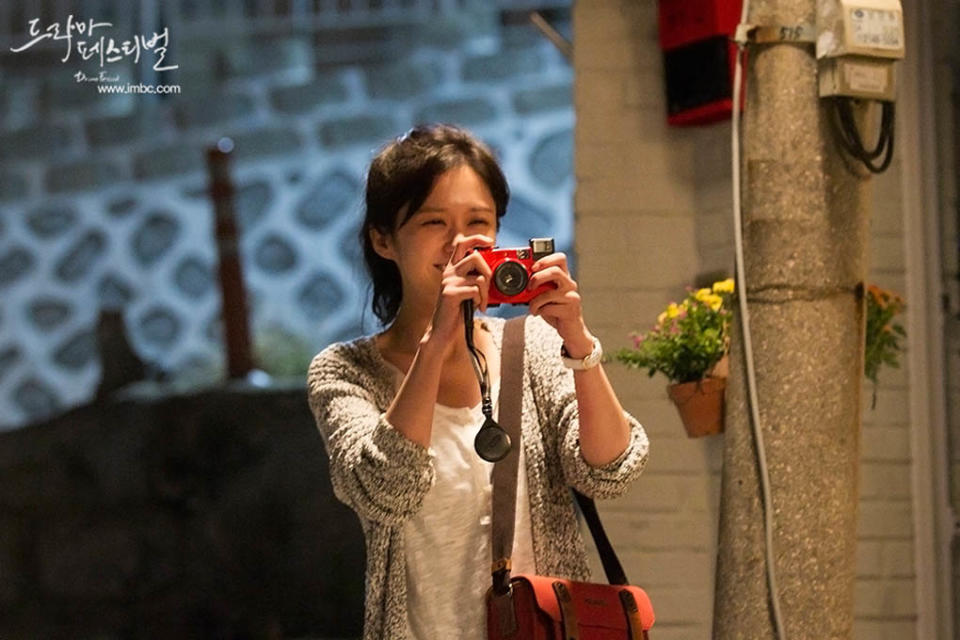 近日，MBC TV獨幕劇系列Drama Festival《久違的問候》劇組公開了男女主角張赫和張娜拉的劇照。