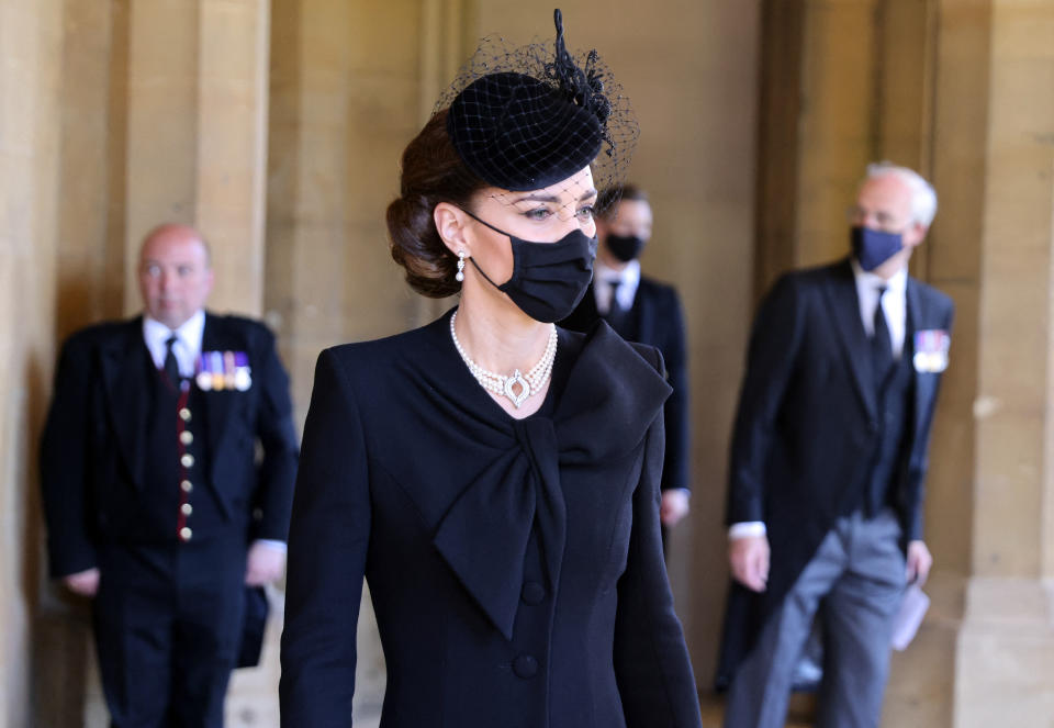 Herzogin Catherine ganz in Schwarz mit Maske (Bild: AFP)