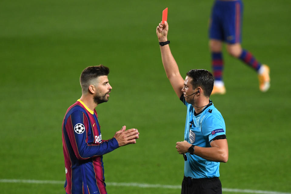 BARCELONA, SPAIN - OCTOBER 20: Gerard Pique of FC Barcelona is shown a red card during the UEFA Champions League Group G stage match between FC Barcelona and Ferencvaros Budapest at Camp Nou on October 20, 2020 in Barcelona, Spain. Sporting stadiums around Europe remain under strict restrictions due to the Coronavirus Pandemic as Government social distancing laws prohibit fans inside venues resulting in games being played behind closed doors. (Photo by Alex Caparros/Getty Images)