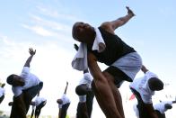 El sargento Felixon Musa, profesor de yoga para las fuerzas armadas de Sierra Leona durante una clase en una base militar de Freetown.