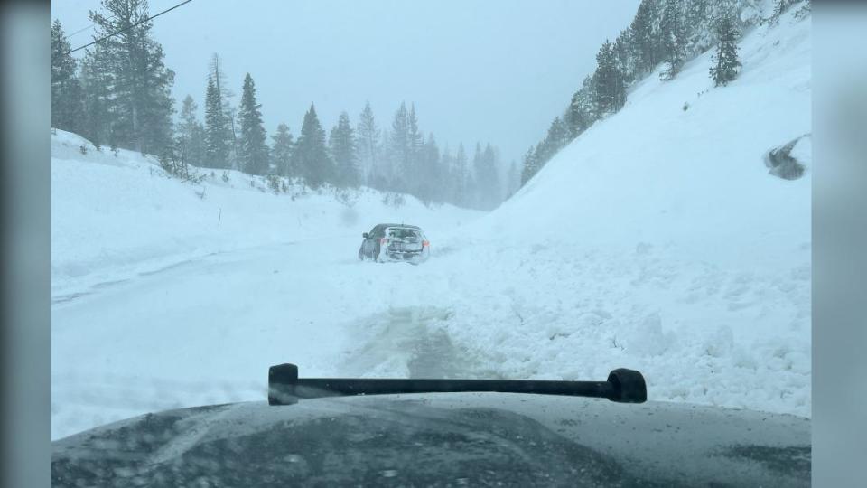 加州與內華達州交界的太浩湖，因為暴風雪影響，當地出現很深的積雪，嚴重影響交通。（圖／翻攝自@CHP_HQ官方推特）