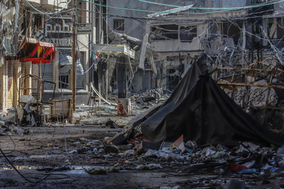 Leitungen und Trümmer übersähen die Straßen nach einem israelischen Luftangriff auf das Zentrum von Chan Junis. (Bild: Mohammad Abu Elsebah/dpa)