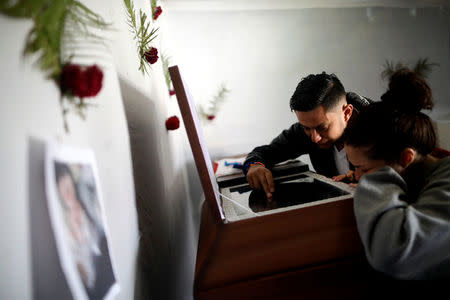 Relatives of Kimberly Fonseca, 19, who was shot during a protest, mourn next to her coffin after the Honduras government enforced a curfew while still mired in chaos over a contested presidential election, at Villanueva neighborhood in Tegucigalpa, Honduras December 2, 2017. REUTERS/Edgard Garrido