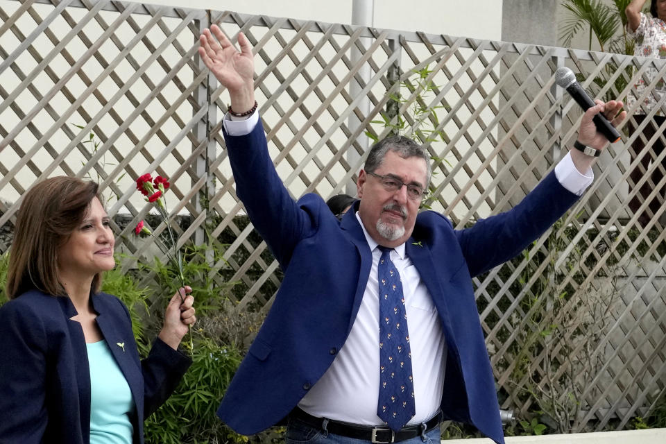 El candidato presidencial guatemalteco Bernardo Arévalo del Movimiento Semilla, con su compañera de fórmula Karin Herrera en Ciudad de Guatemala el 13 de julio de 2023. (Foto AP/Moises Castillo)