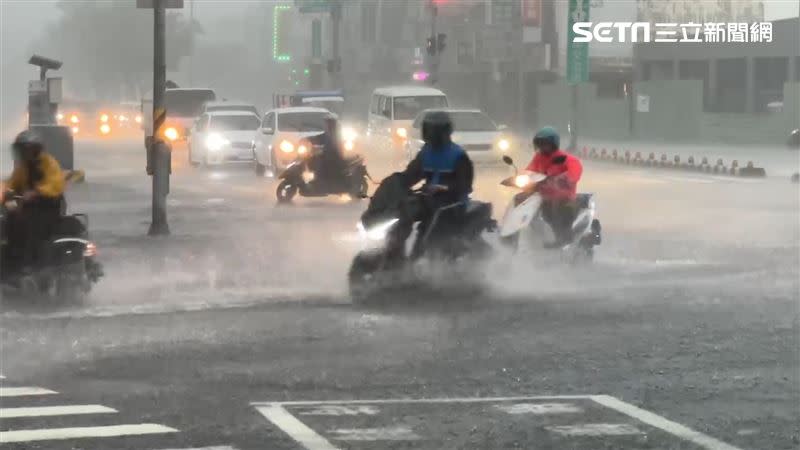 台南大雨狂炸，永康區低窪地區已經出現淹水情形。（圖／翻攝畫面）