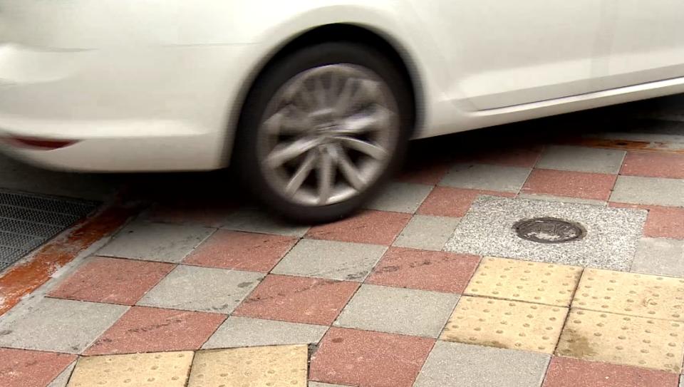 可清楚看到小客車輪胎已經壓到人行道上。（圖／東森新聞）