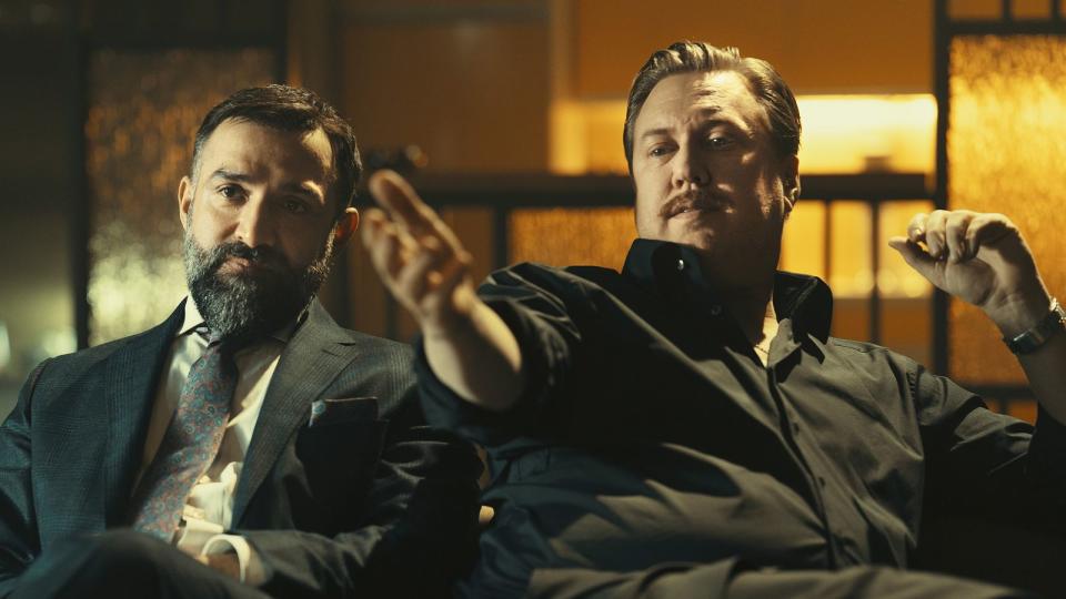 Julian Hessenthaler (Nicholas Ofczarek, rechts) und der Ramin Mirfakhrai (David A. Hamade) haben die "Ibiza Affäre" eingefädelt. (Bild: Petro Domenigg / Sky Studios / W&B Television / epo-film)