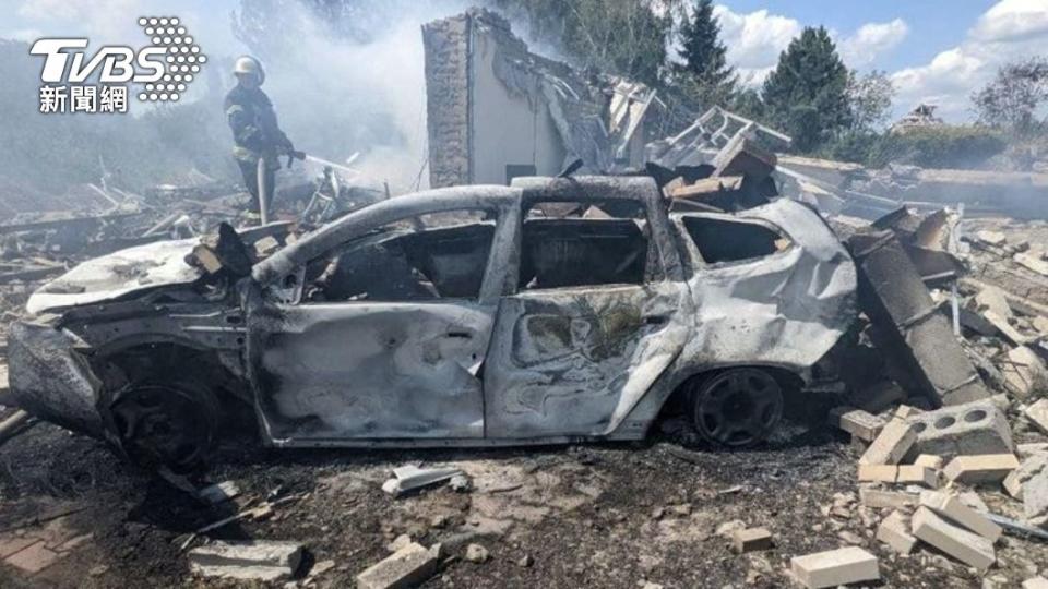 烏國東部的頓巴斯（Donbas）地區遭俄軍猛烈轟炸，汽車也成了廢鐵。（圖／達志影像路透社）