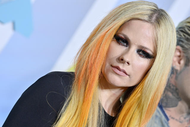 Avril Lavigne Net Worth, Age, Height, Parents, More