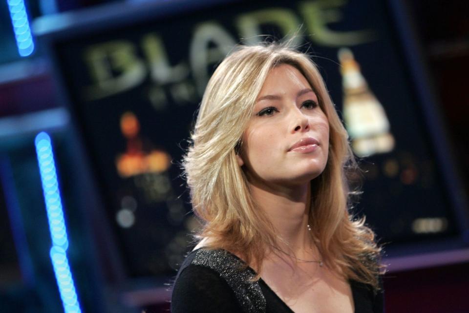 jessica biel visits fuse network