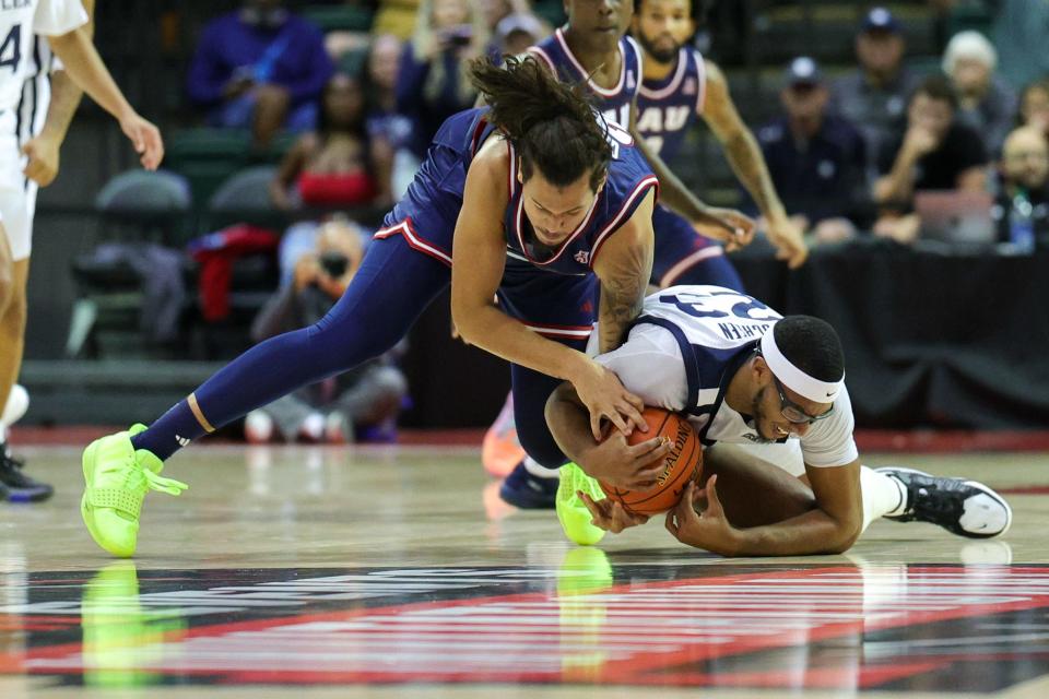 Nov 23, 2023; Kissimmee, Florida, USA; Florida Atlantic Owls forward Tre Carroll (25) and Butler Bulldogs center Andre Screen (23) fight for a loose ball in the first half during the ESPN Events Invitational at State Farm Field House.