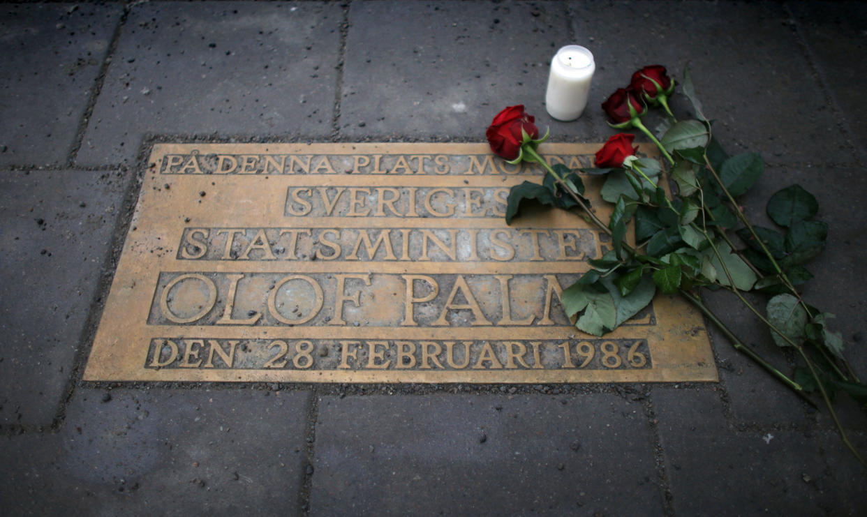 Roses are laid on a plaque marking the location where Swedish Prime Minister Olof Palme was shot and killed 25 years ago on a street in Stockholm February 28, 2011. Palme was shot on his way home from a movie theatre and the case remains unsolved. The plaque reads "In this place Sweden's Prime Minister Olof Palme was murdered on February 28, 1986."   REUTERS/Bob Strong  (SWEDEN - Tags: CRIME LAW POLITICS OBITUARY ANNIVERSARY)