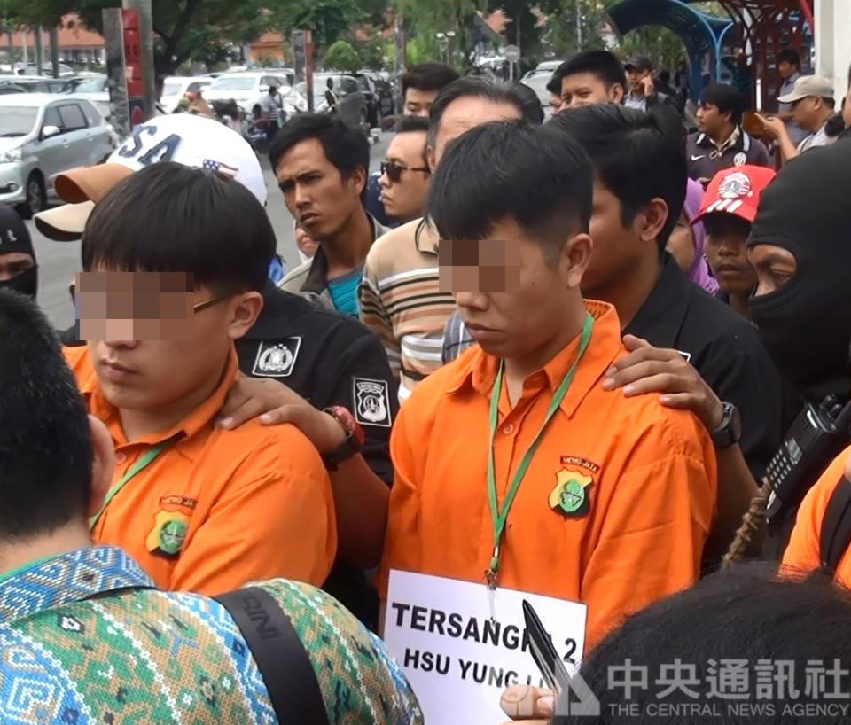 印尼警方日前押解涉嫌走私1公噸安非他命至印尼的台灣嫌犯重建犯罪現場。左邊橘衣者為台籍嫌犯陳威全，右邊橘衣者為台籍嫌犯徐勇立。(資料照)