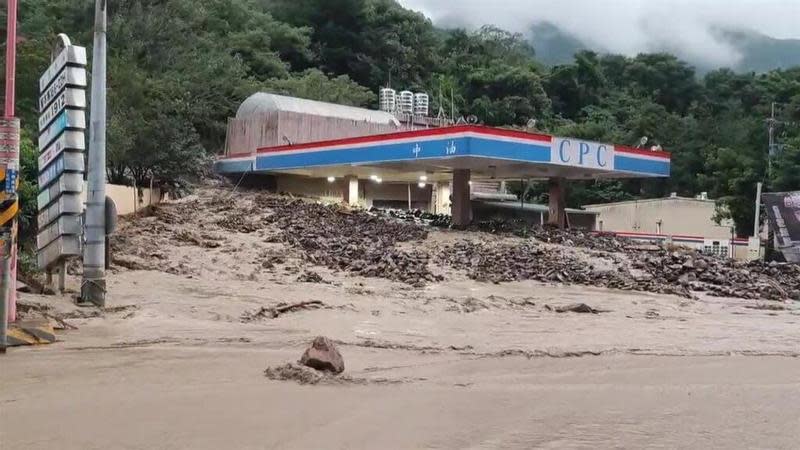 暴雨重創南投仁愛鄉釀多處坍方，而南豐村有加油站慘遭土石流掩埋。（翻攝畫面）