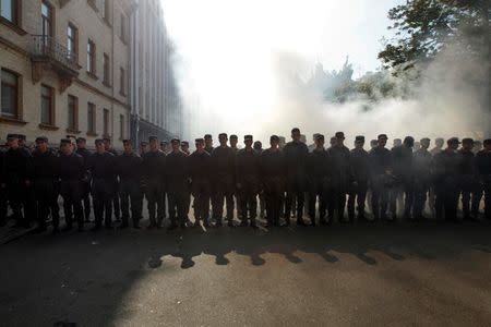 Policemen stand in a line during a rally against the laws to provide separatist-held regions with a special status near the Ukrainian parliament in Kiev, September 17, 2014. REUTERS/Valentyn Ogirenko