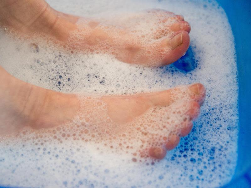Einmal in der Woche sollte man seinen Füßen ein Bad gönnen. Das tut gut und kann vielen Beschwerden vorbeugen. Foto: Andrea Warnecke