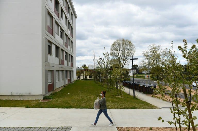 Une bénévole apporte des produits alimentaires pour des étudiants confinés le 1er avril 2020 dans une résidence universitaire de Bordeaux (photo d'illustration) - NICOLAS TUCAT © 2019 AFP