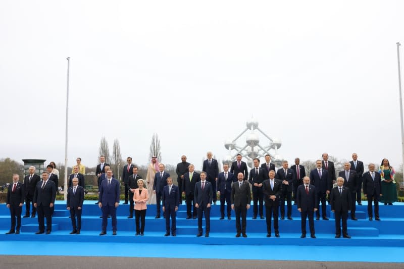 World leaders pose for a group photo in front of the Atomium, during the Nuclear energy summit in Brussels. Dario Pignatelli/European Council /dpa