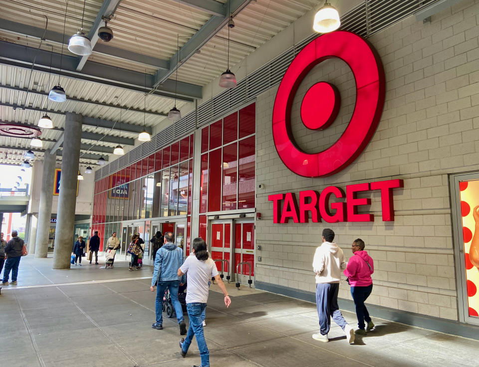 NUEVA YORK, NUEVA YORK, EE.UU. - 27 de septiembre de 2023: La gente pasa por la fachada y la entrada de la tienda Target en el segundo piso del centro comercial East River Plaza en East Harlem, Nueva York.